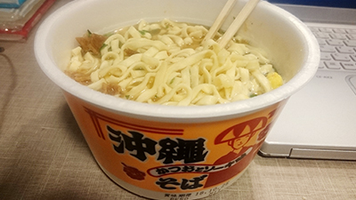 カップラーメンの沖縄そばの写真