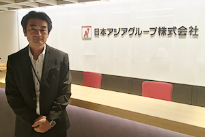 日本アジアグループ株式会社 会社前での写真